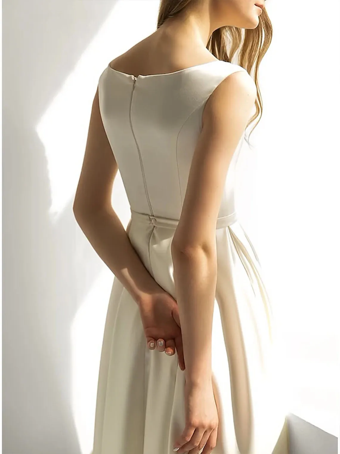 Elegante abito da sposa a-line con scollo rotondo senza maniche in raso lunghezza tè con volant abiti da sposa abiti da addio al nubilato 2025 personalizzato gratuito