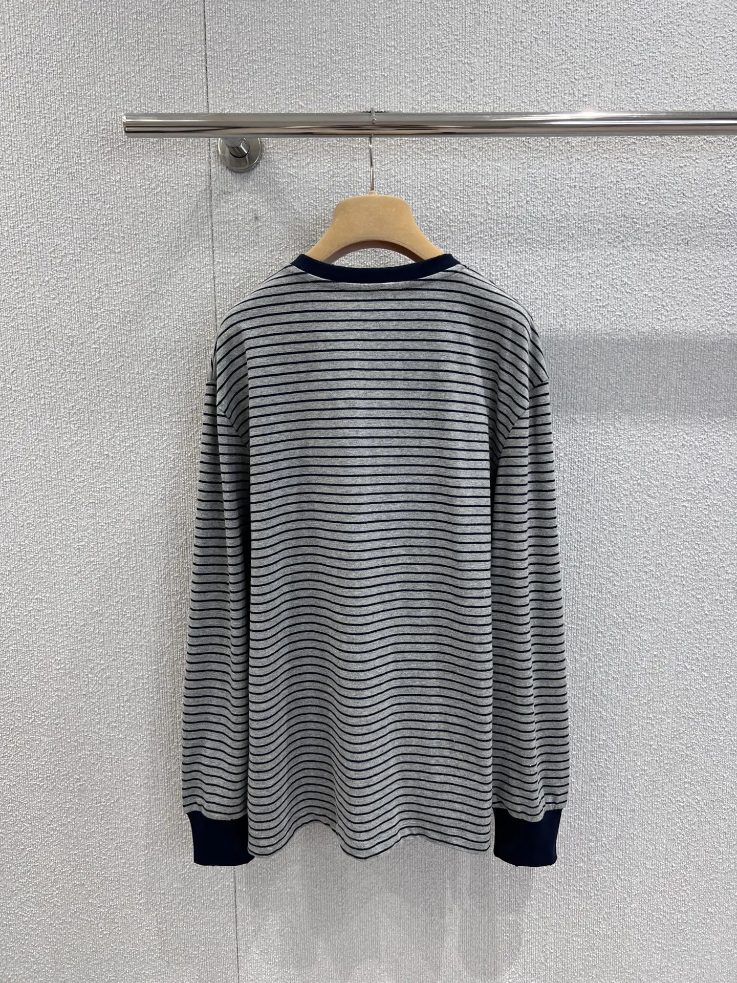 

2025 Autumn New Narrow Stripe Long Sleeve T-shirt with Gray Bottom Hidden Blue Fine Stripes Retro College Style 456