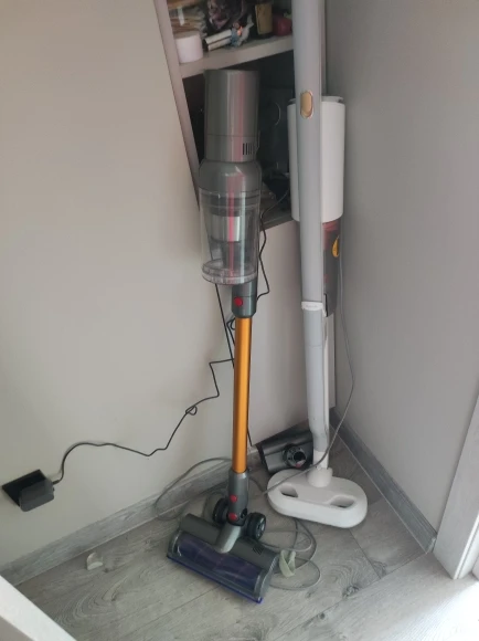 Aspiradora de Mano ABIR VC205 recogiendo pelo de perro