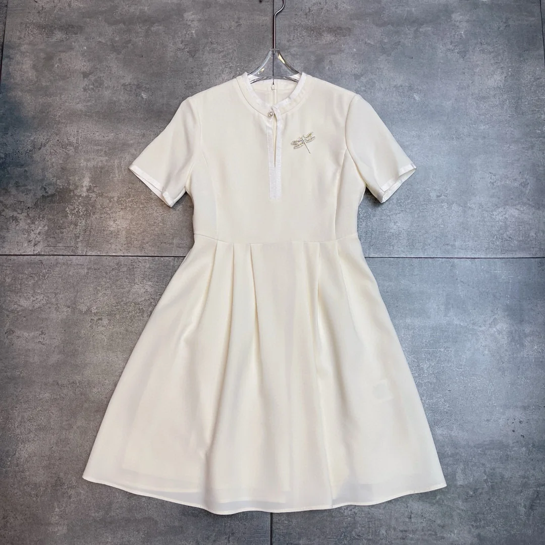 Elegant brooch decorated short-sleeved mini dress