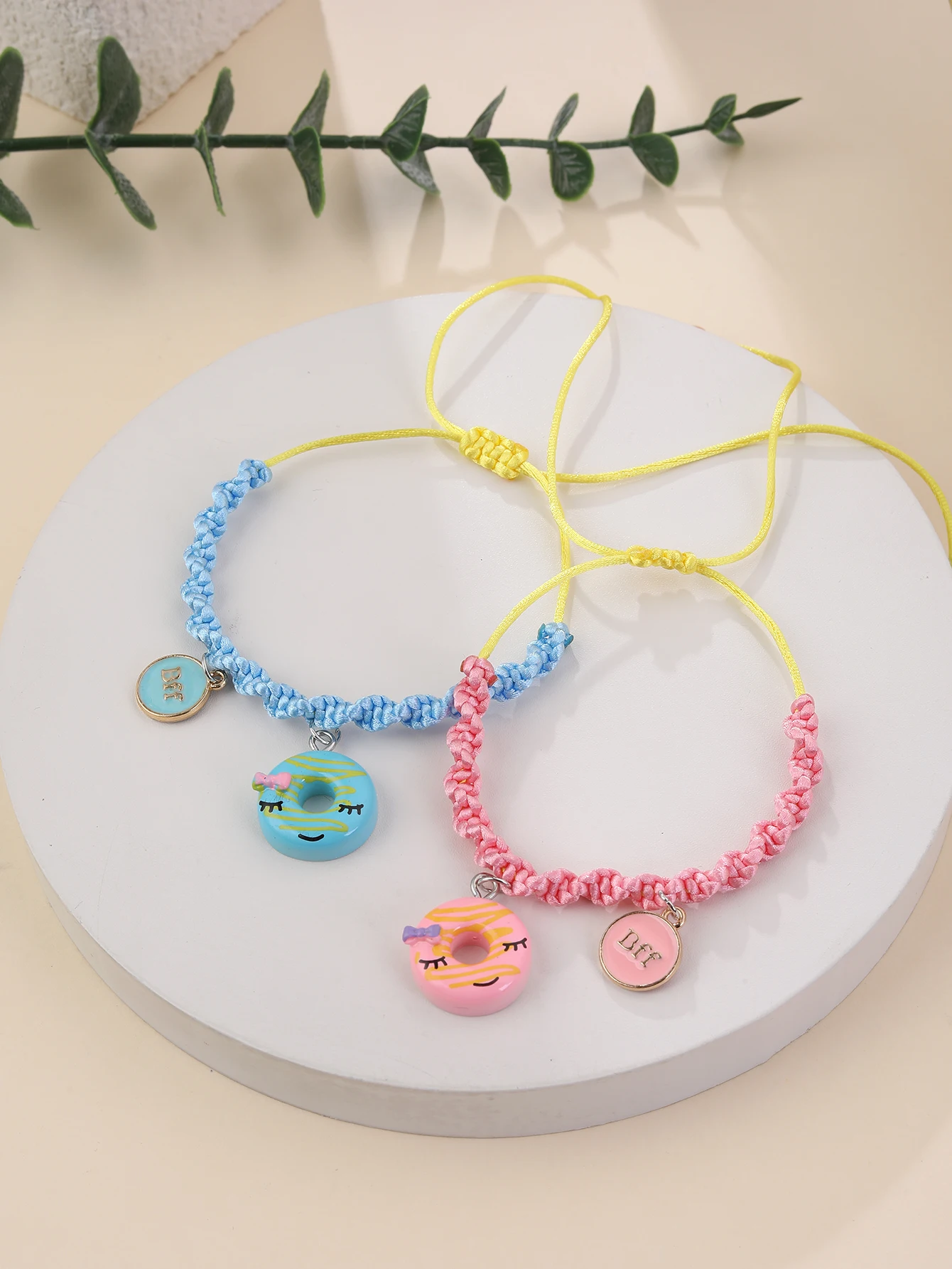 قطعتان من أساور الصداقة الساحرة على شكل دونات باللونين الأزرق والوردي - أساور حبل لطيفة مصنوعة يدويًا قابلة للتعديل للفتيات وأفضل الأصدقاء