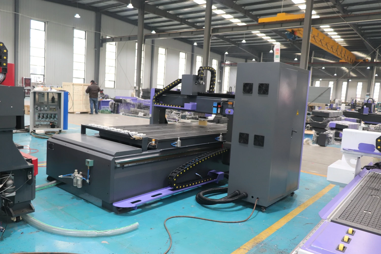 AKM1325C2, Router di CNC, servizio globale, macchina per incidere del legno ATC con mandrino da 9,0 kw, Controller indipendente Syntec, fresatura