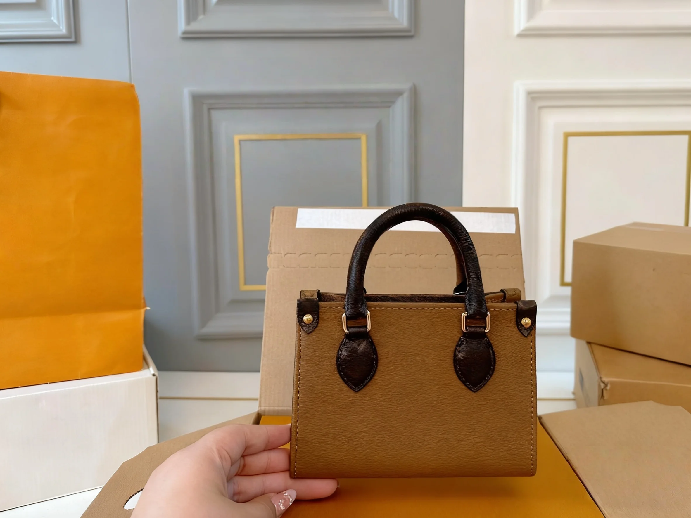 

New Caramel Double-sided Color Matching Fashion Exquisite Double-sided Design Commuter Fashion Bag