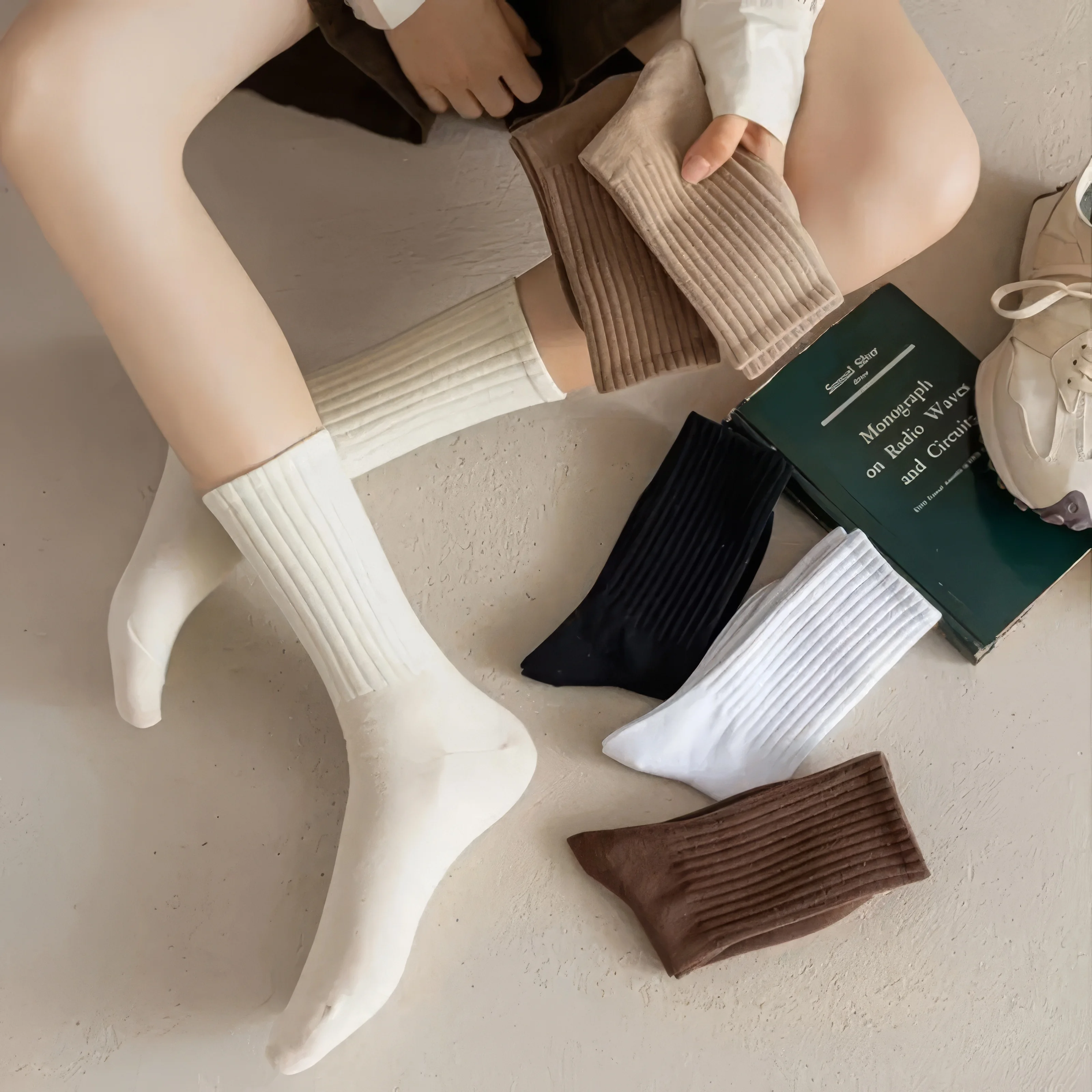 

12 пар мягких и приятных на ощупь носков с ворсом, простые, универсальные и прочные, подходят для ежедневных поездок на работу и повседневной носки.