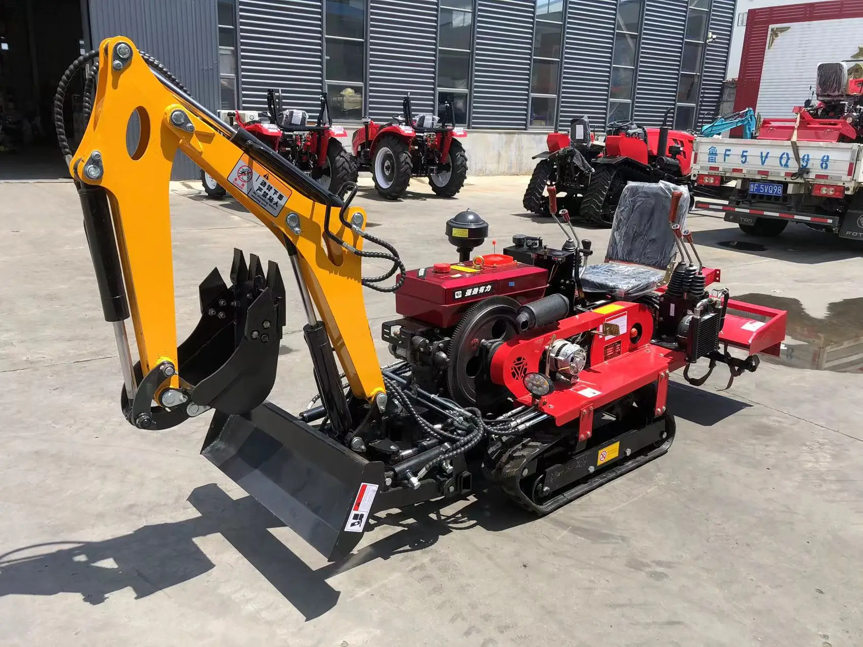 Customization EPA Euro V Multi-Function Compact Tractor with Excavator 25HP Crawler Tractor Cultivator