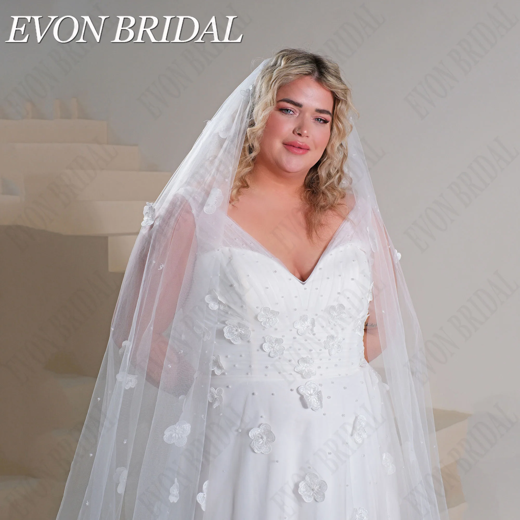 EVON BRIDAL Beading Sem Mangas Vestidos De Casamento Plus Size 2025 Noiva Duplo Decote Em V Flores Noiva Vestido De Festa A Linha Tulle CustomEVON BRIDAL Beading Vestidos de Noiva Sem Mangas Plus Size 2025 Noiva Duplo