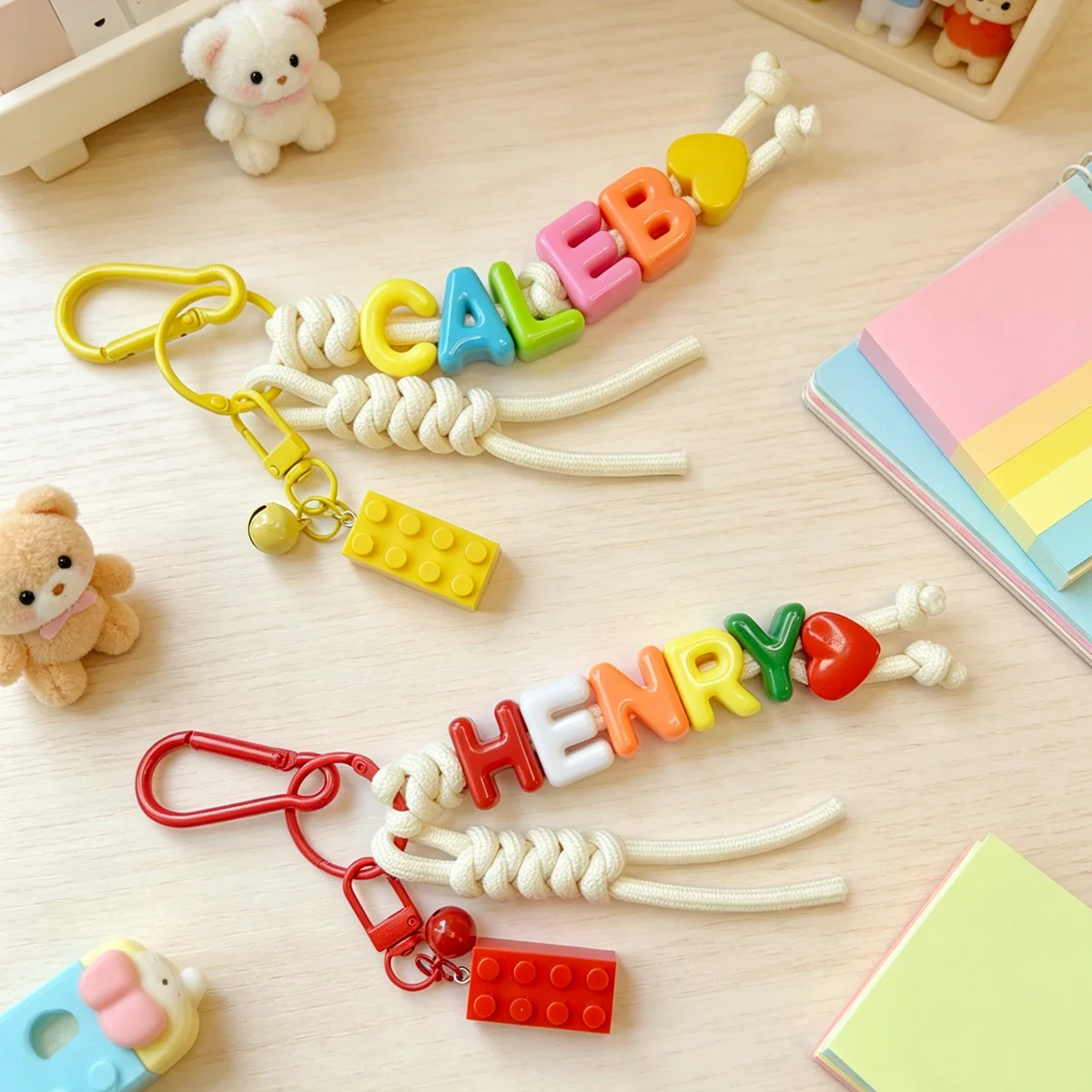 1 Stück personalisierter Schlüsselanhänger mit Quaste und Glöckchen – handgefertigter geflochtener Taschenanhänger, personalisiertes Taschenaccessoire, Abschlussgeschenk – Detail 7