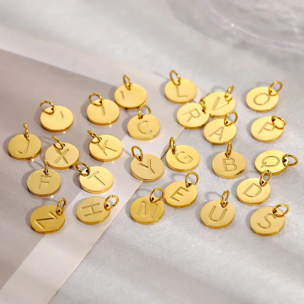 CARLIDANA poli 26 lettres breloques étiquettes en acier inoxydable plaqué or étanche pendentif rond accessoires de bijoux de mode