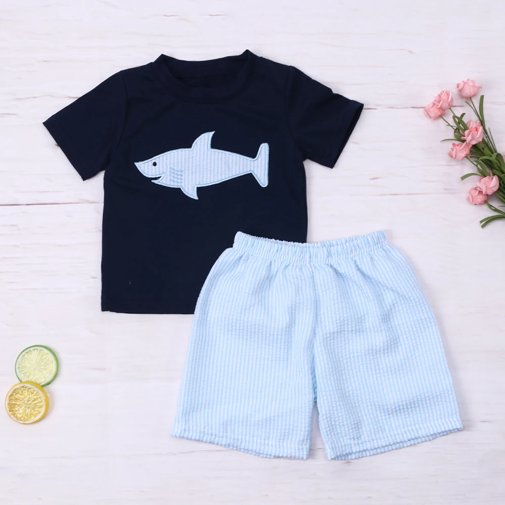 

2023 Baby New Cotton Short Sleeved Black T-shirt Set Neck Shark Embroidery Boy Top Clothes And Blue Stripe Shorts Suit