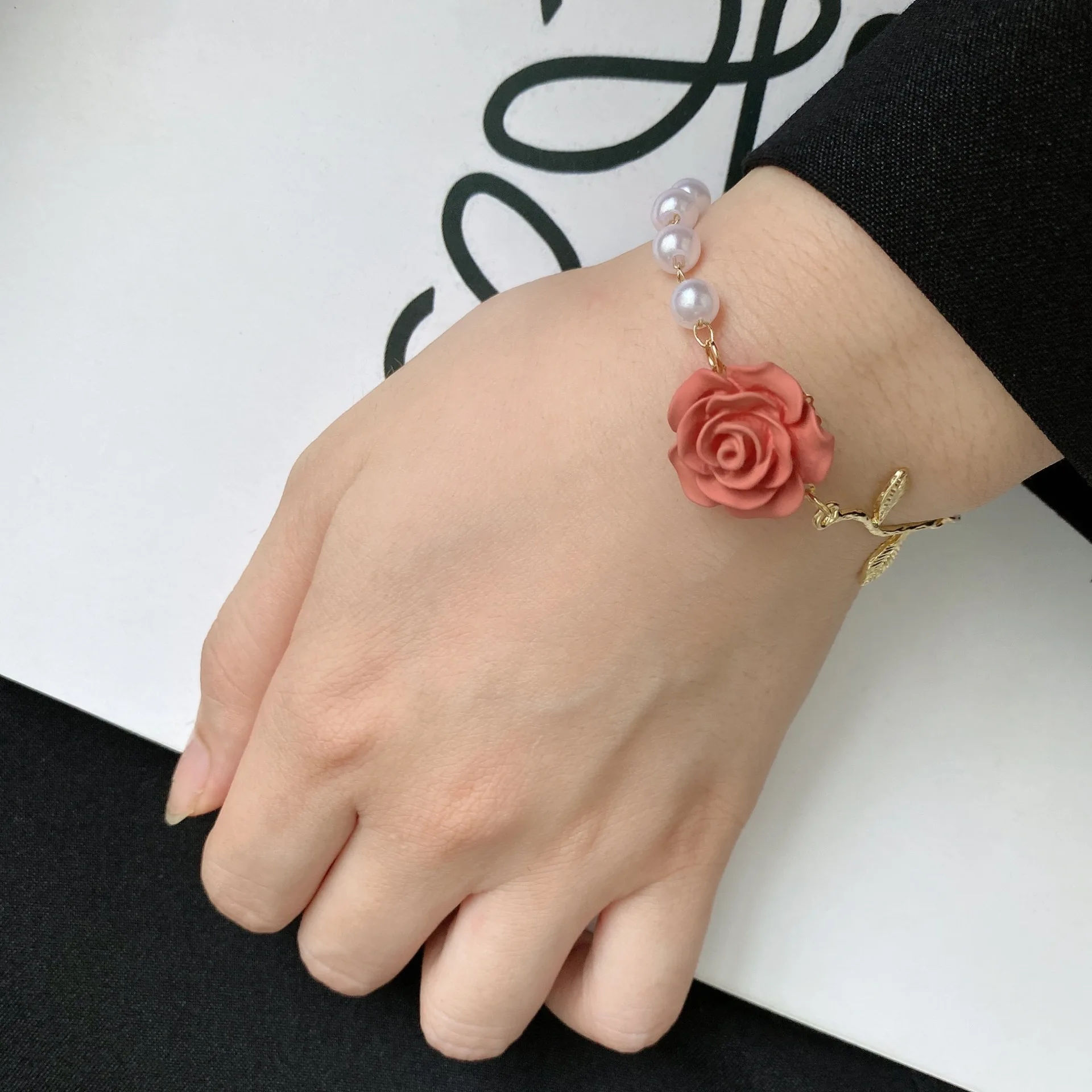 Fashion cute rose flower bracelet white pearl flower leaf retro lady temperament flower sweet and high quality birthday gift