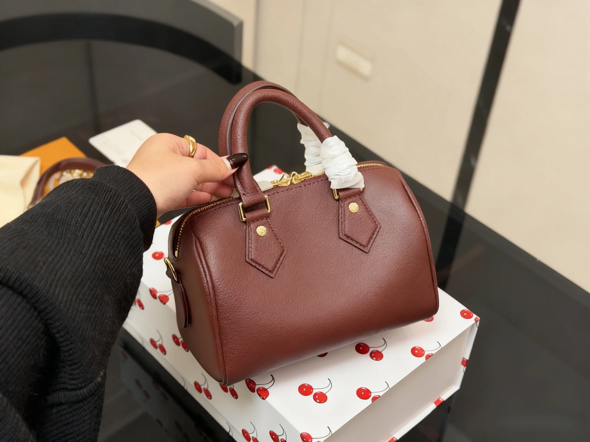 

2025 New SIZE: 21x15 CM Fashionable Versatile bags leather cherry Portable can be carried on the shoulder no boxes