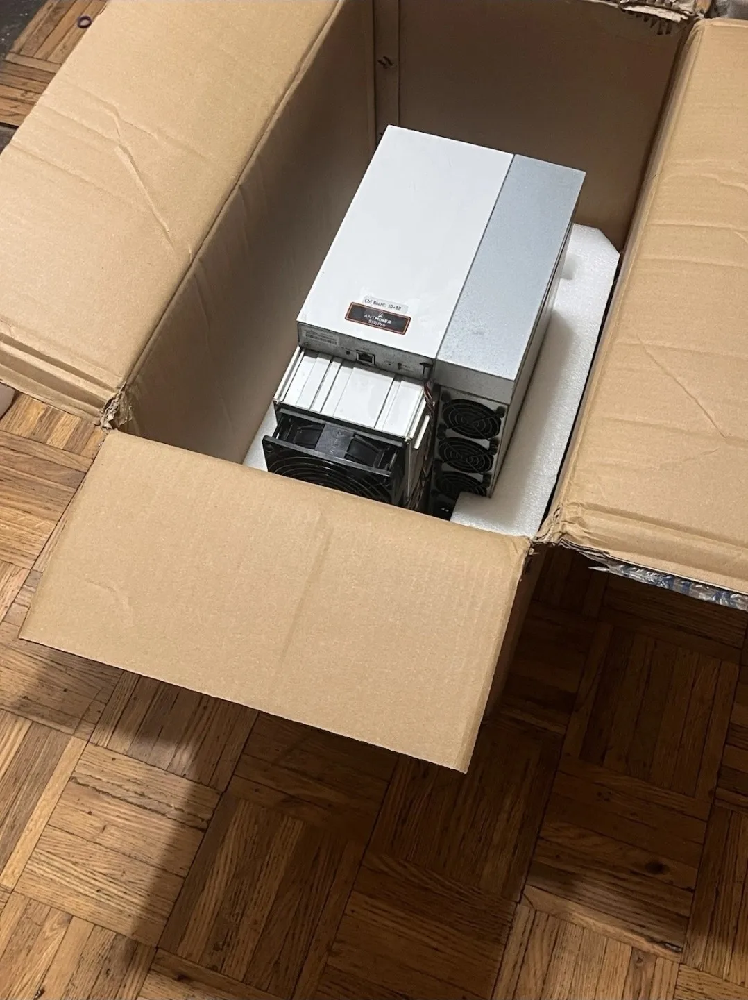 

KIC BUY 5 GET 3 FREE Antminer S19J Pro 104TH ASIC Bitcoin Miner MMO93773