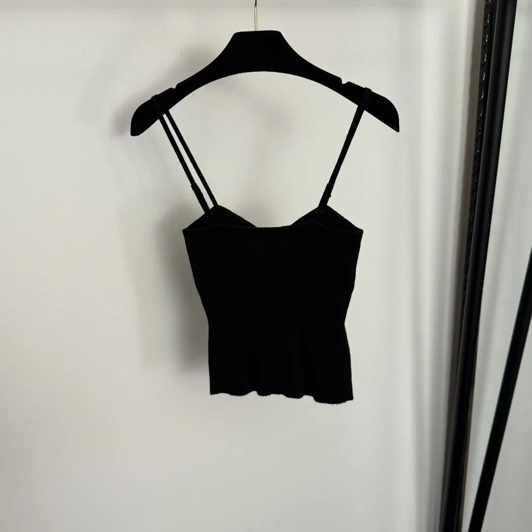 

Женский черный топ на бретельках в рубчик — укороченная майка с регулируемыми бретелями и цветочными пуговицами