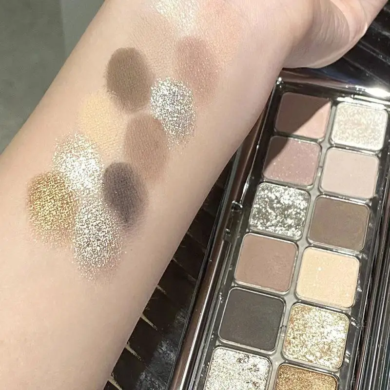 Paleta de sombras de 12 cores com acabamento brilhante e fosco. Blocos de cores intercambiáveis para efeitos dramáticos
