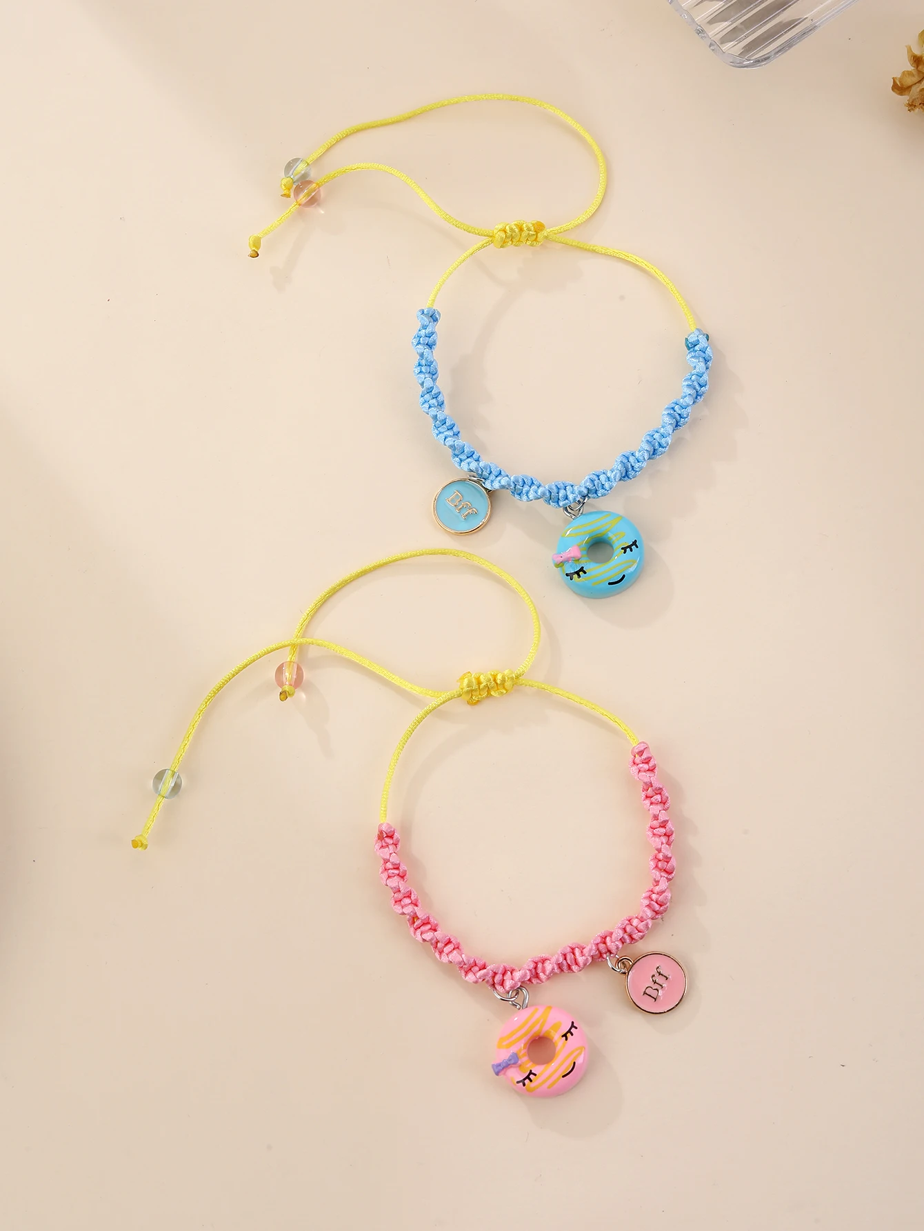 قطعتان من أساور الصداقة الساحرة على شكل دونات باللونين الأزرق والوردي - أساور حبل لطيفة مصنوعة يدويًا قابلة للتعديل للفتيات وأفضل الأصدقاء