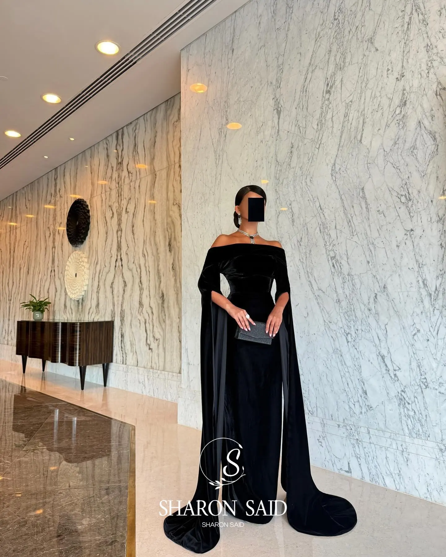 شارون سعيد فستان سهرة أسود دبي بدون أكتاف مع أكمام كيب للنساء فستان زفاف رسمي SF543 مخصص