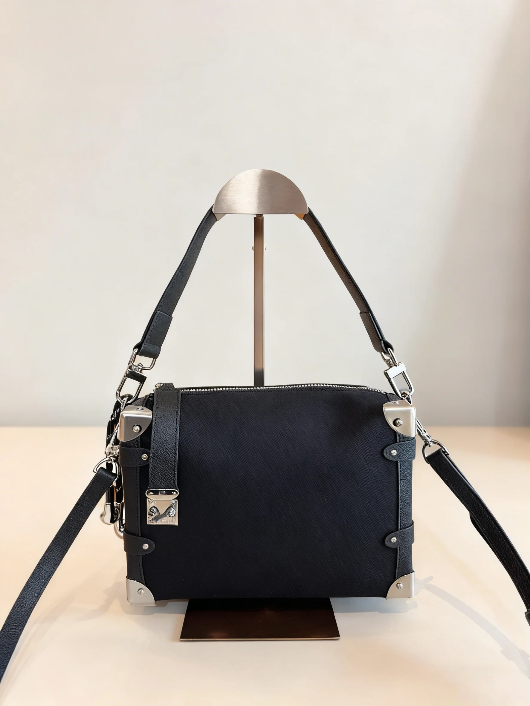 

2025 New SIZE: 23X8X16 CM Fashionable Versatile bags leather cherry Portable can be carried on the shoulder no boxes