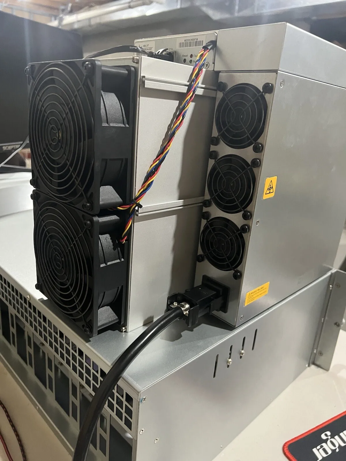 

Новый Antminer T21 190T 3610W 380V-415V для майнинга по алгоритму SHA-256, биткойн-майнер Bitmain с кабелем питания