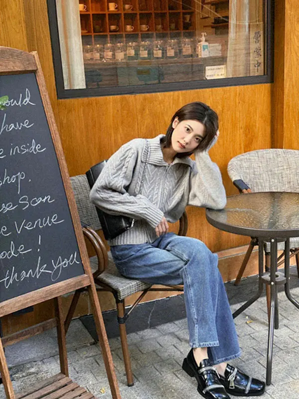 A grey twisted zipper sweater jacket for women's autumn and winter, with a thick design sense and a laid-back style