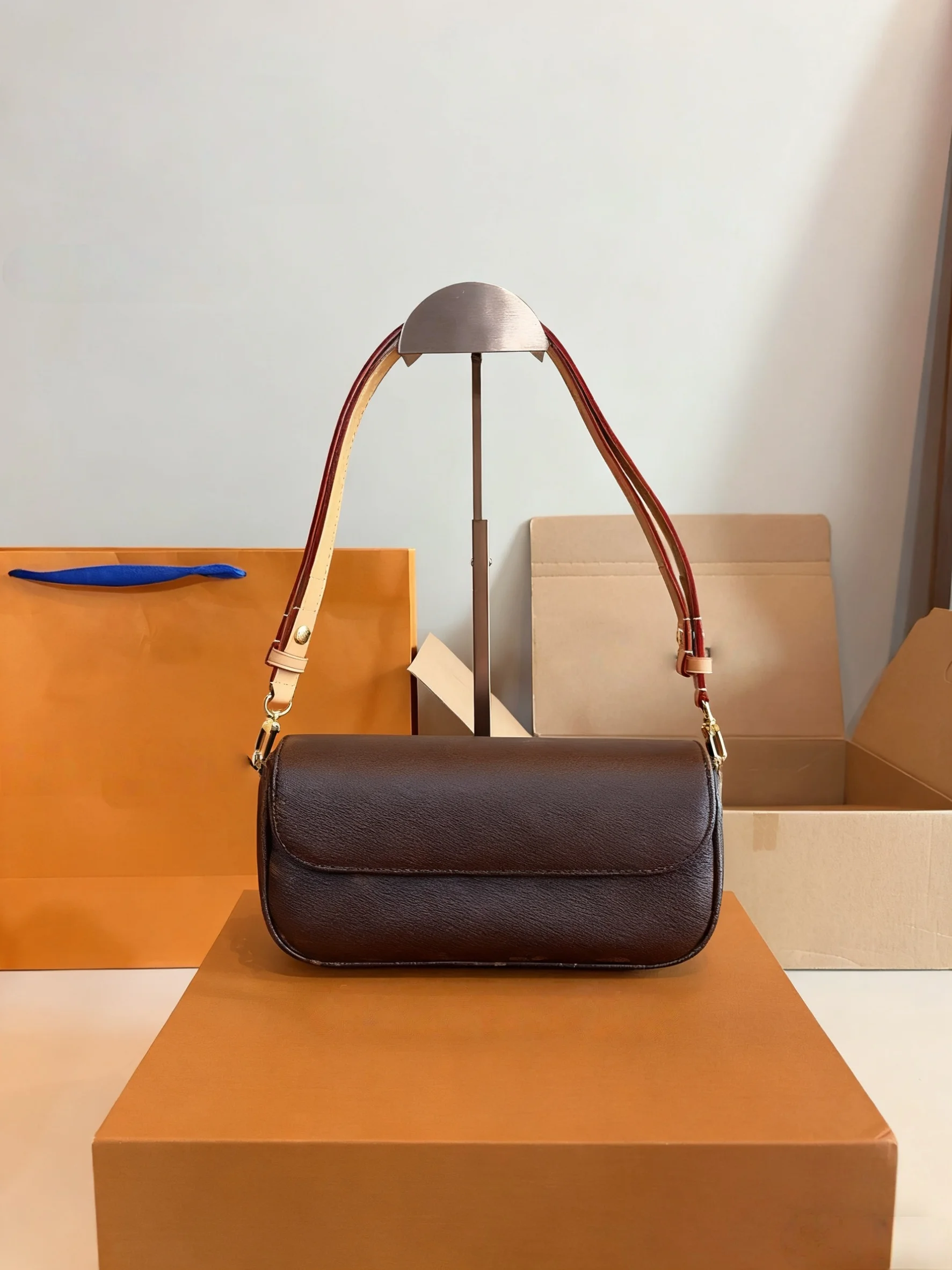 

2025 New 22x5x12 CM Fashionable Versatile bags leather cherry Portable can be carried on the shoulder no boxes