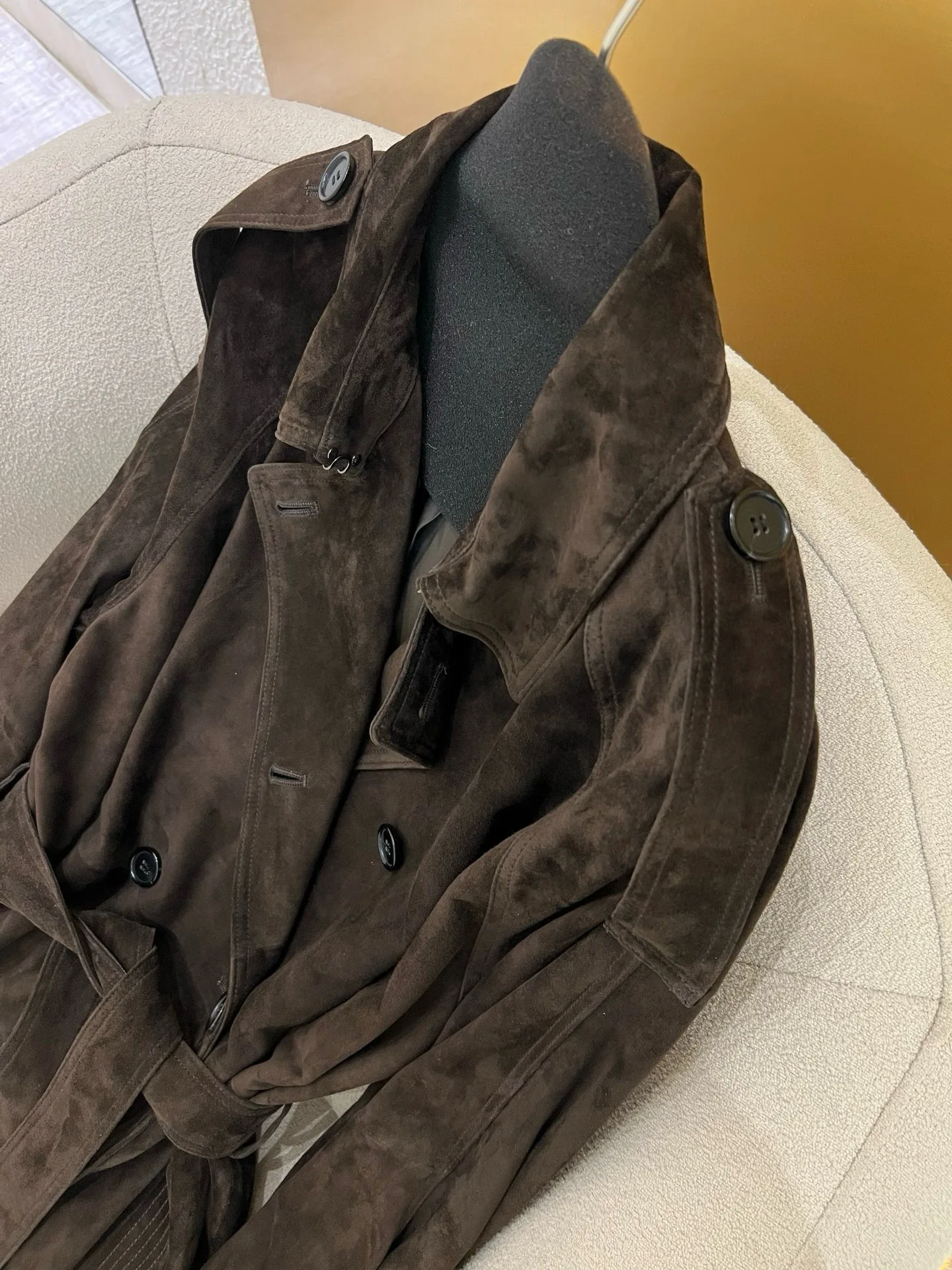 Elegante cappotto autunnale in vera pelle scamosciata tinta unita con cintura