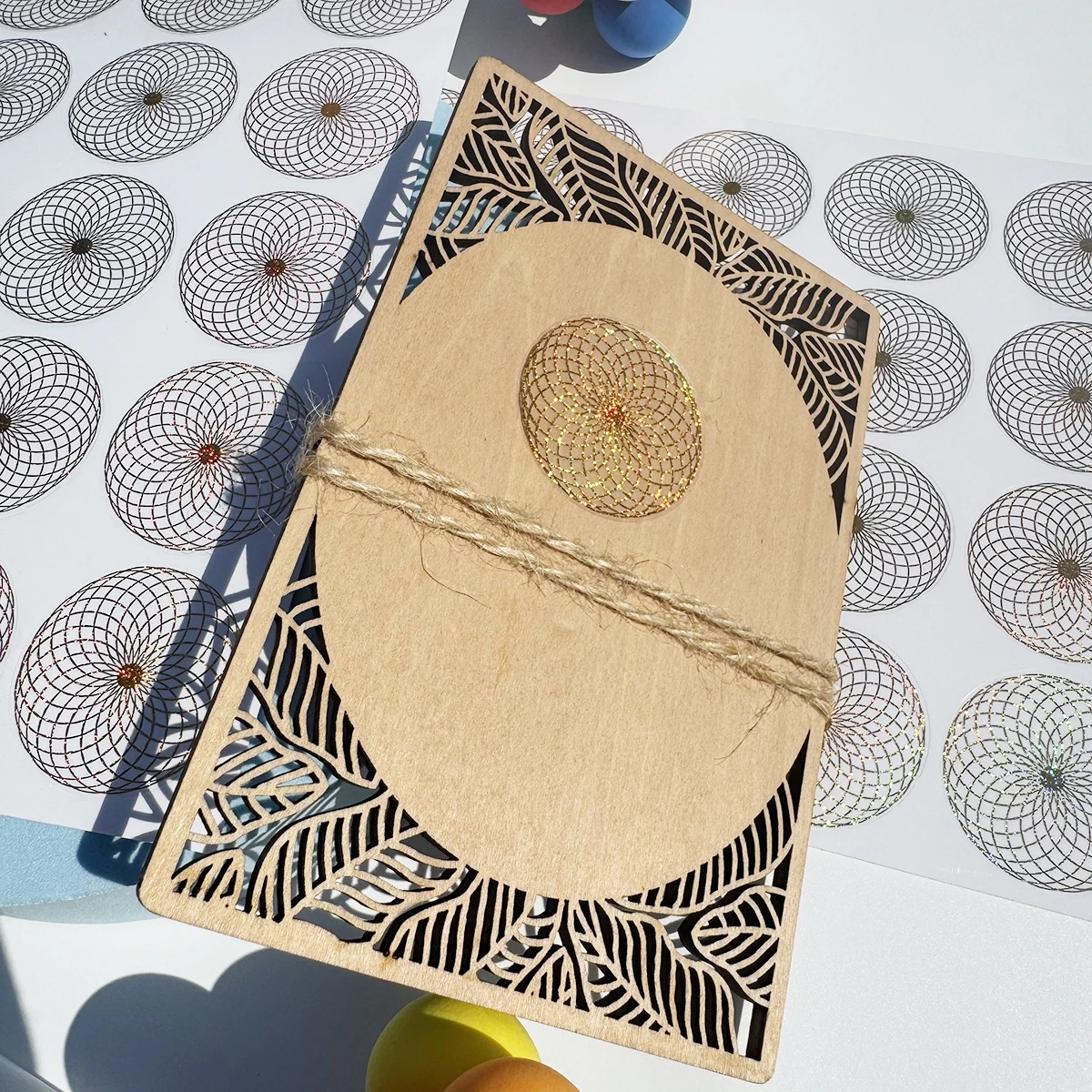 100 قطعة من ملصقات الدائرة الهندسية الذهبية المجسمة - ملصقات سجل القصاصات على طراز ماندالا مقاس 1.5 بوصة، أختام لاصقة معدنية