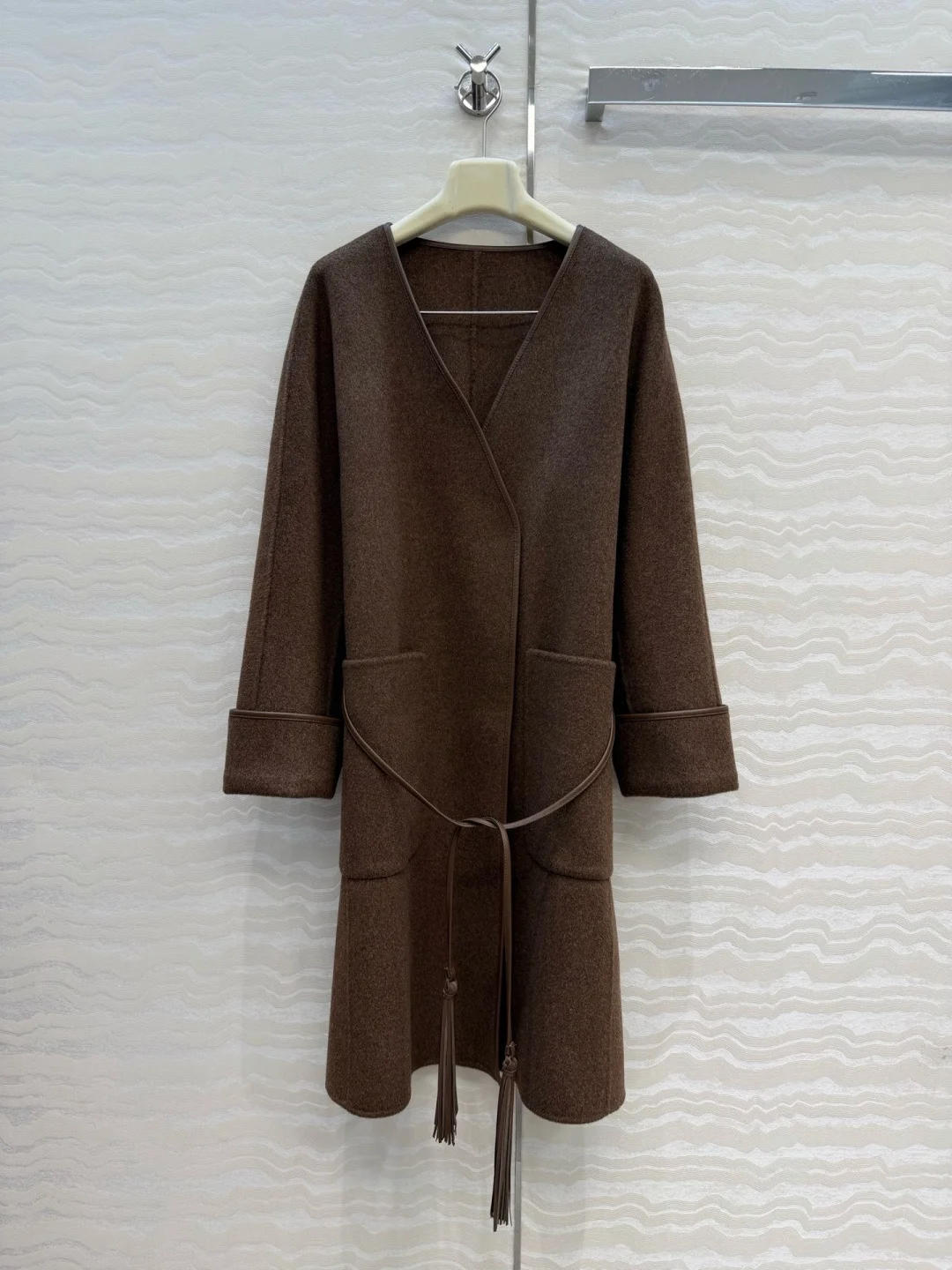 

Женское кашемировое пальто с V-образным вырезом, отделкой из овчины, бахромой и поясом, высокое качество, 2026, элегантное, универсальное, бесплатная доставка