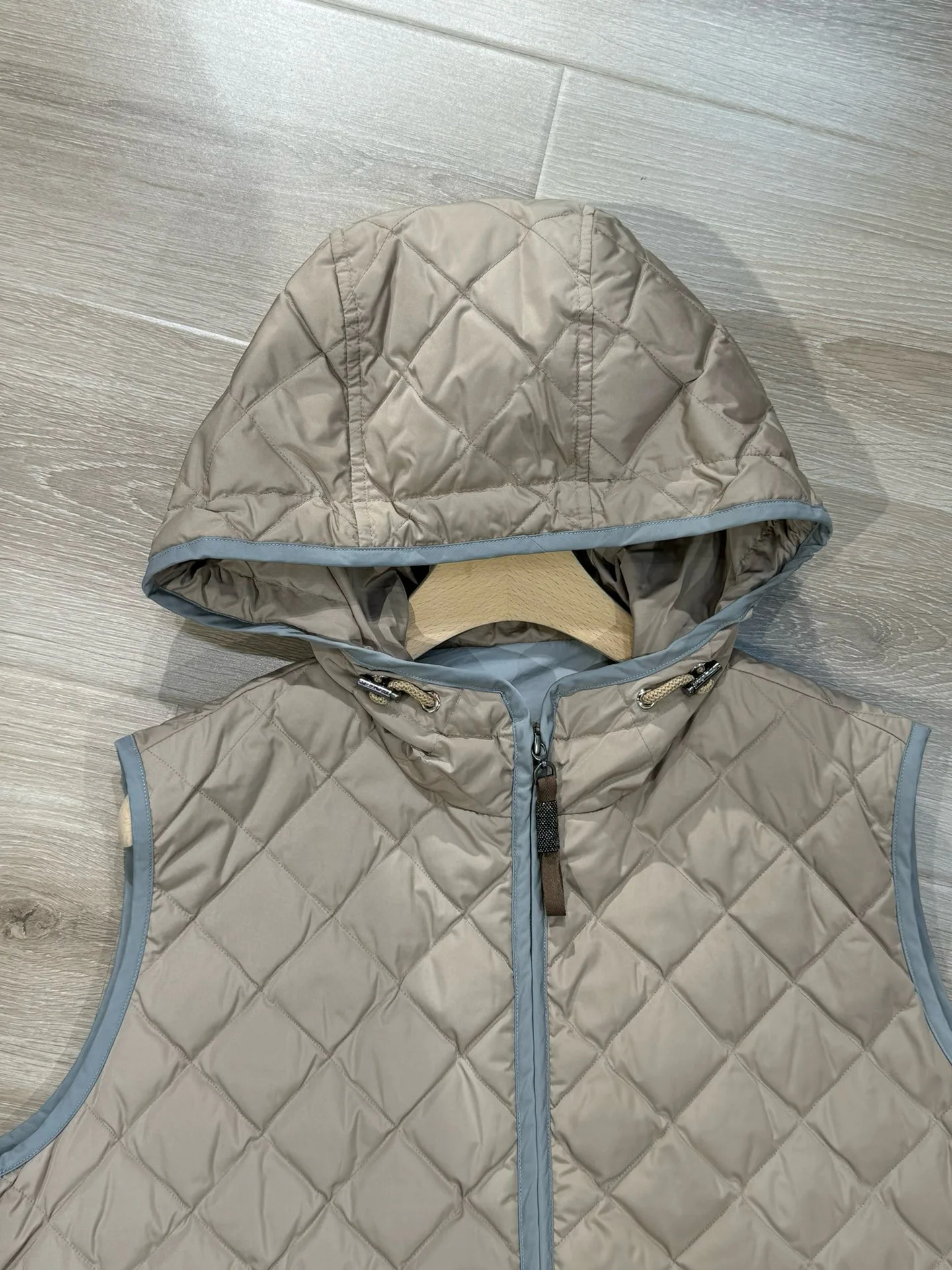 سترة بدون أكمام من أوزة