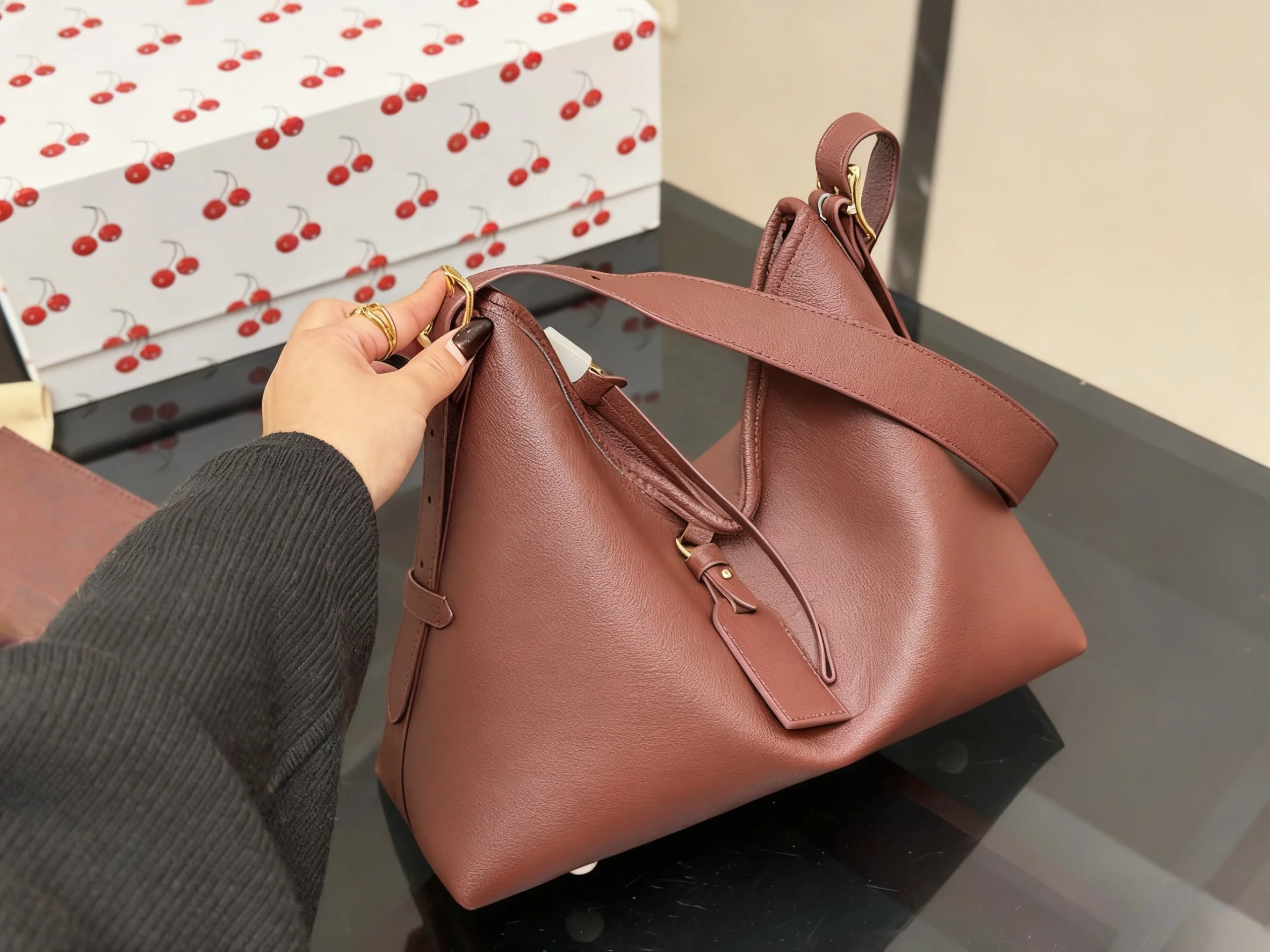 

2025 New SIZE: 26x32 CM Fashionable Versatile bags leather cherry Portable can be carried on the shoulder no boxes