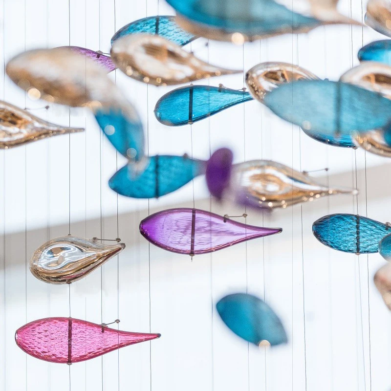 Projeto iluminações peixe pendurado luz pingente de vidro criativo mar peixe roxo azul decoração lustres teto alto para lobby do hotel