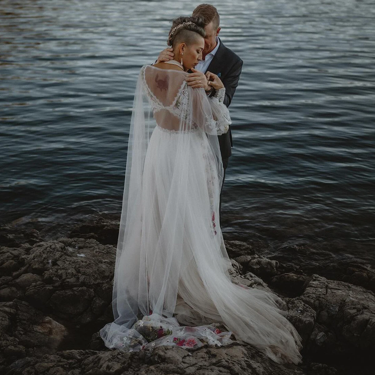Robe de Mariée en Dentelle Florale Personnalisée avec Cape en Tulle, Manches sulfBouffantes, Col en V Plongeant, Ligne A, Fleurs Colorées, Patients Boho, Quelle que soit