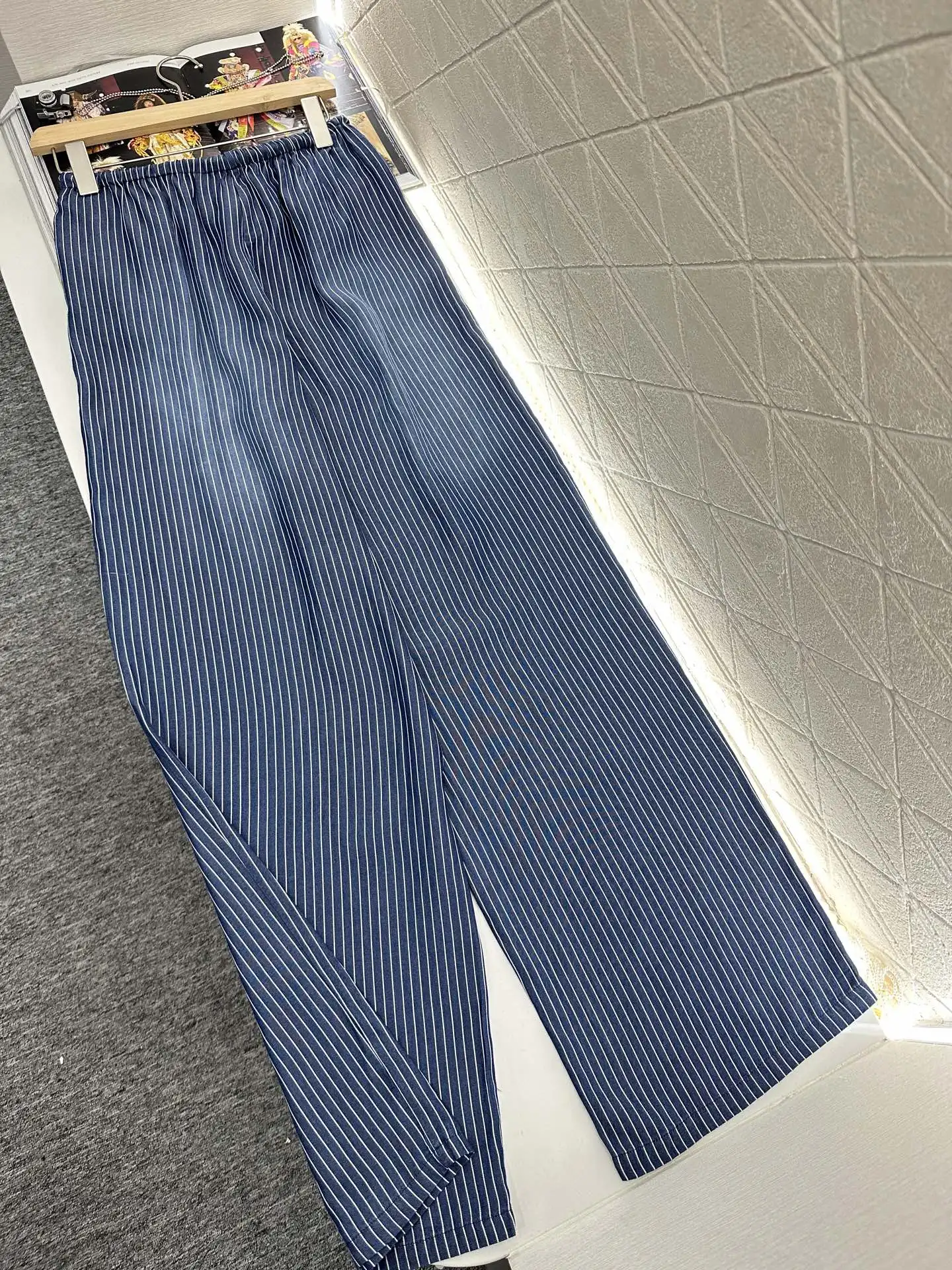 

2025 Spring/Summer New High Street Fashion Loose Letter Three-Dimensional Tailoring Striped Drawstring Trousers 038