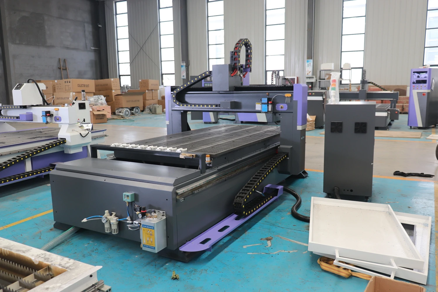 AKM1325C1, router CNC ATC a prezzi accessibili, macchina per incidere del legno 1300 * 2500 mm, mandrino da 9,0 kW, plastica acrilica tagliata,