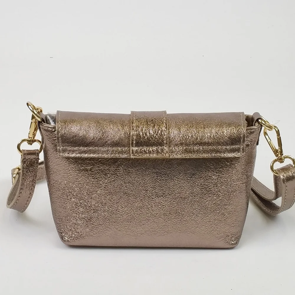 Bolso pequeño de cuero con diseño iridiscente.