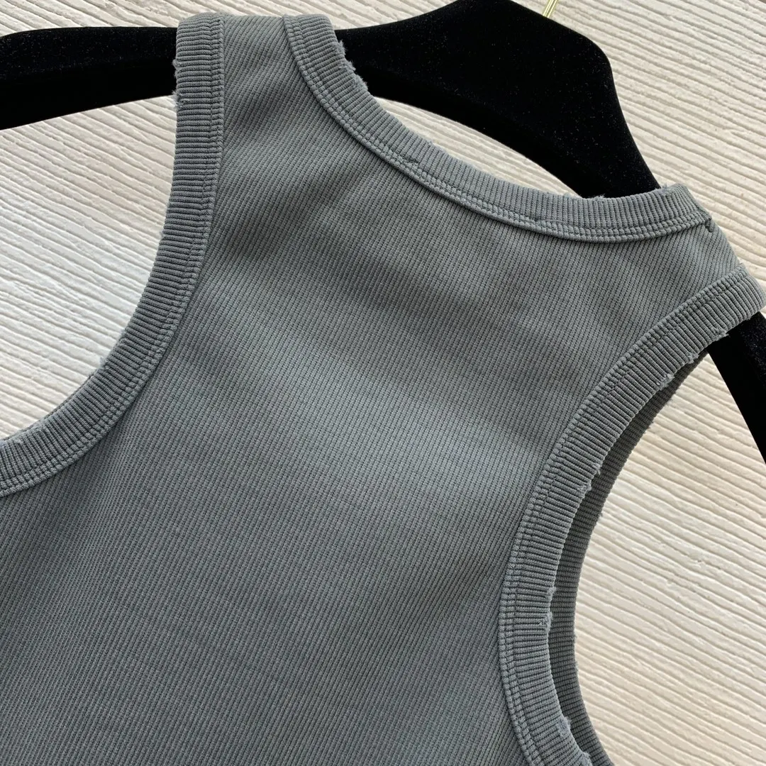 ملابس نسائية صيفية جديدة على طراز شارع العليا تصميم حافة فتحة حروف من القطن الخالص برقبة دائرية بدون أكمام تي شيرت متماسك