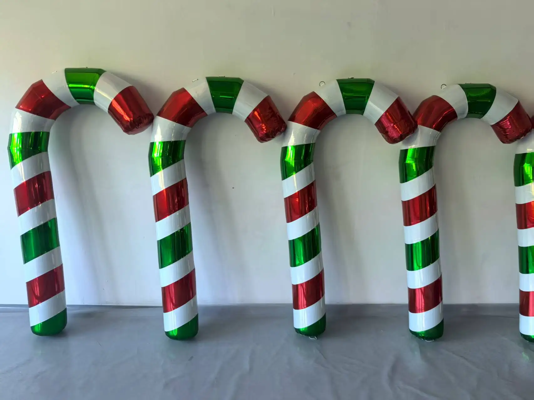 Custom 1.5M  Big Shiny Inflatable Reusable Candy Canes Mirror Inflatable Candy Canes Xmas Ornaments For Christmas Decoration