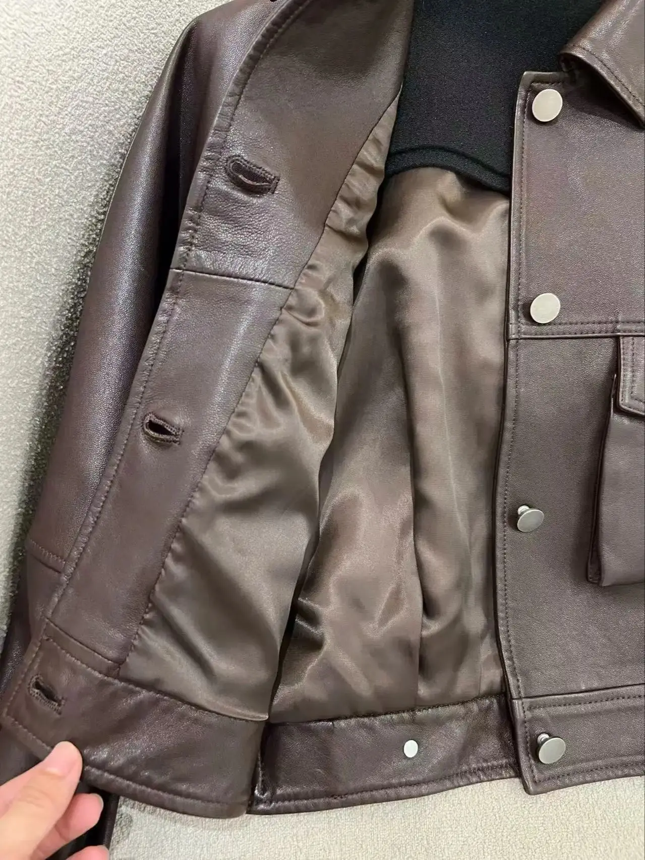 Casual kort damesjack van echt leer met zakken aan de voorkant