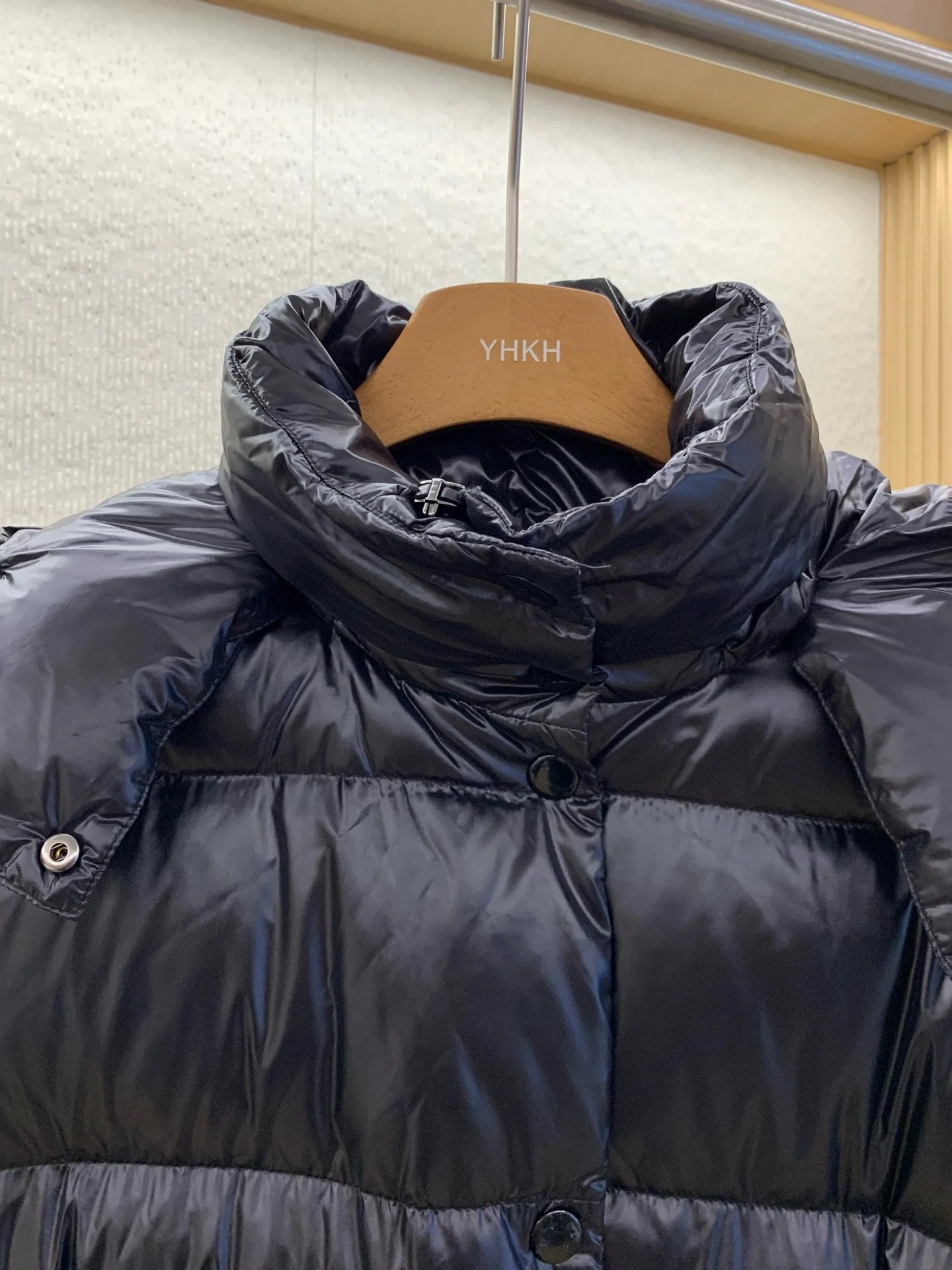 เสื้อแจ็คเก็ตขนเป็ดยาวสำหรับผู้หญิง ดีไซน์หรูหรา ผิวมันเงา เหมาะสำหรับฤดูหนาว