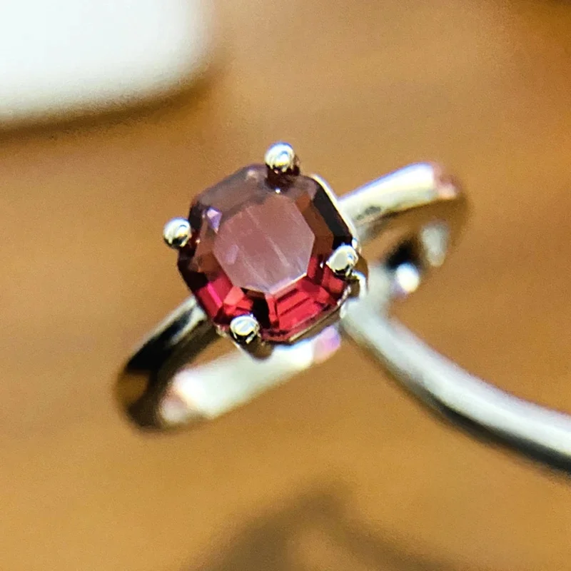 Modny pierścionek marki CZ Sterling Silver Color Big Red Round Ruby Stone Pierścionki dla kobiet Biżuteria Prezent ślubny Pierścionki ze stemplem — zdjęcie 2