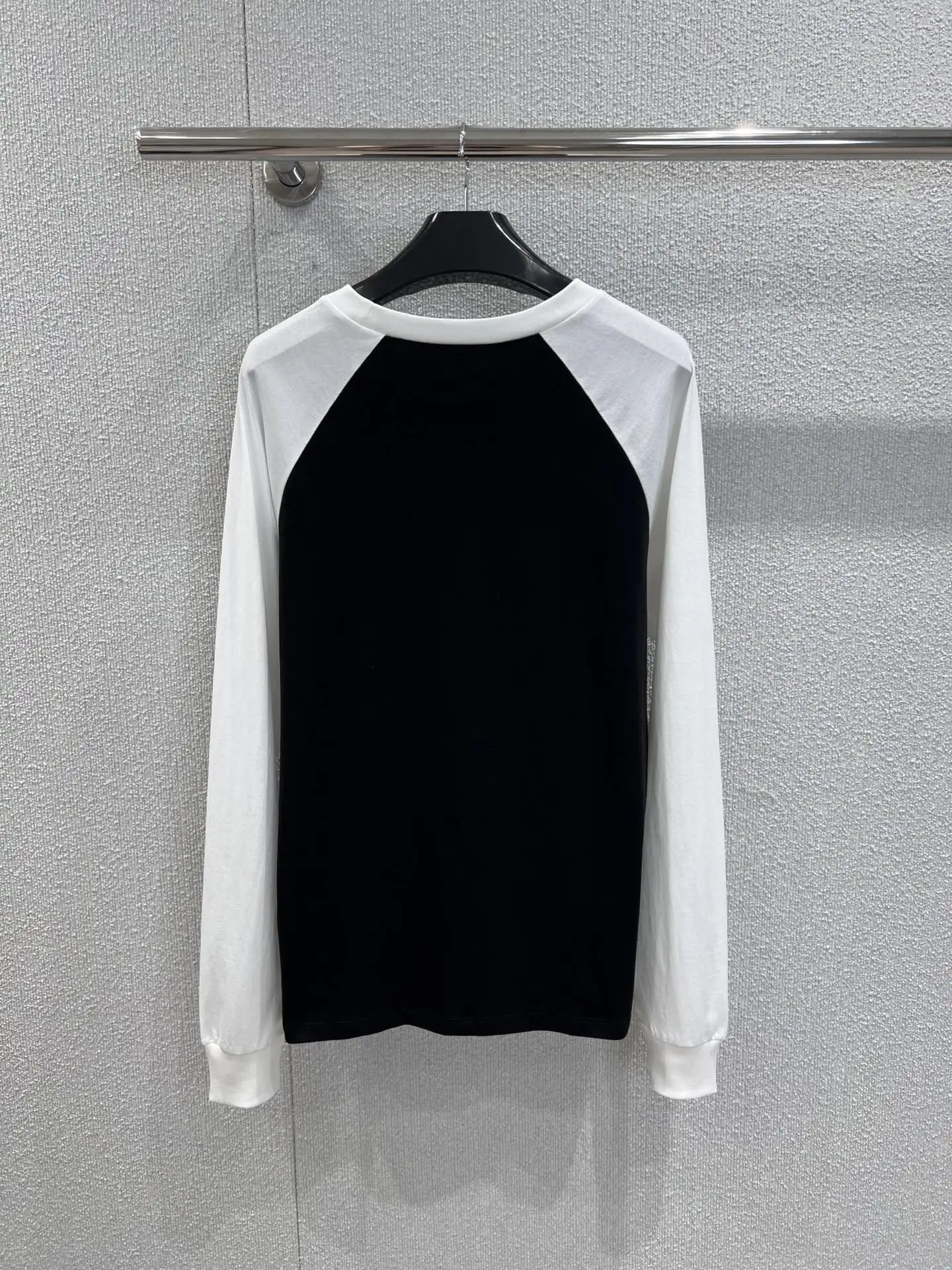 

2025 Summer New Contrasting Color White and Black O-neck Simple Top Parts Wear Lettter Print Top Women 019