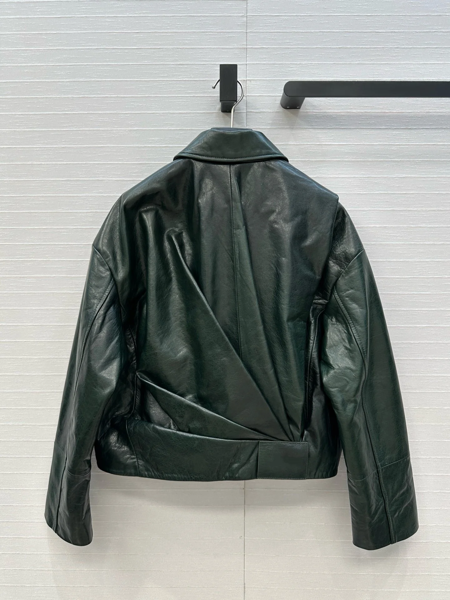 Grüne Lederjacke, kurz, 100 % Schaffell, asymmetrisches Falten-Design, lässige, hochwertige, modische Oberbekleidung