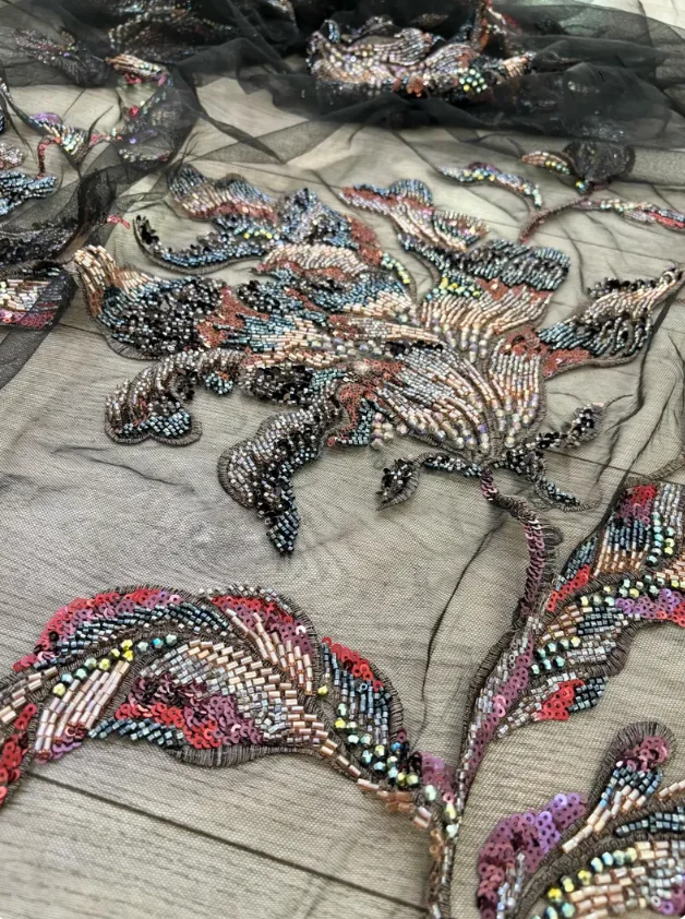 Schwarzer Perlenstickstoff mit Blumen, schwerer Perlen-Blumenaufnäher für Couture, Kleidungsstücke, Kleideränderung