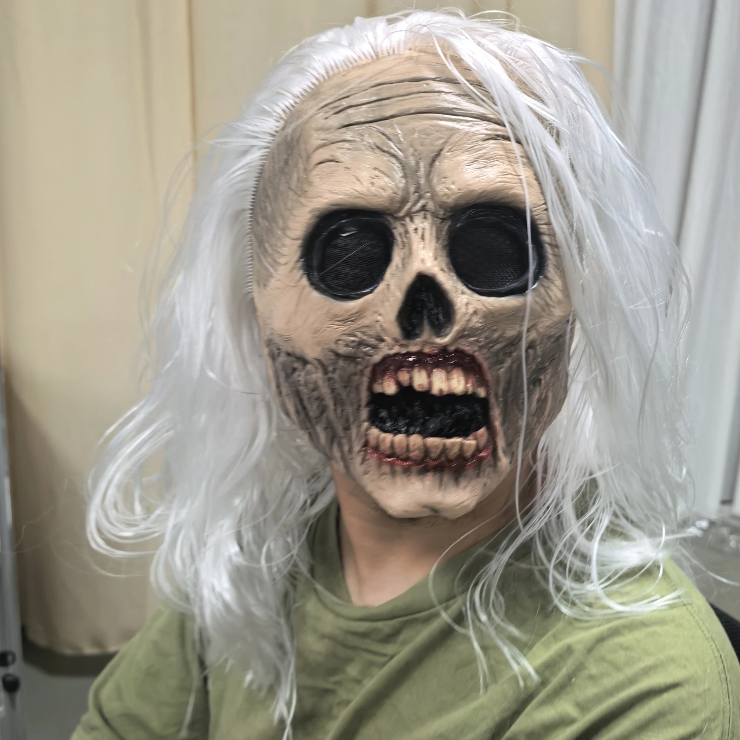 Adult Halloween Walking Dead Zombie Rubber Face Mask with White Hair Scream Old Man Design for Cosplay And Party Accessory