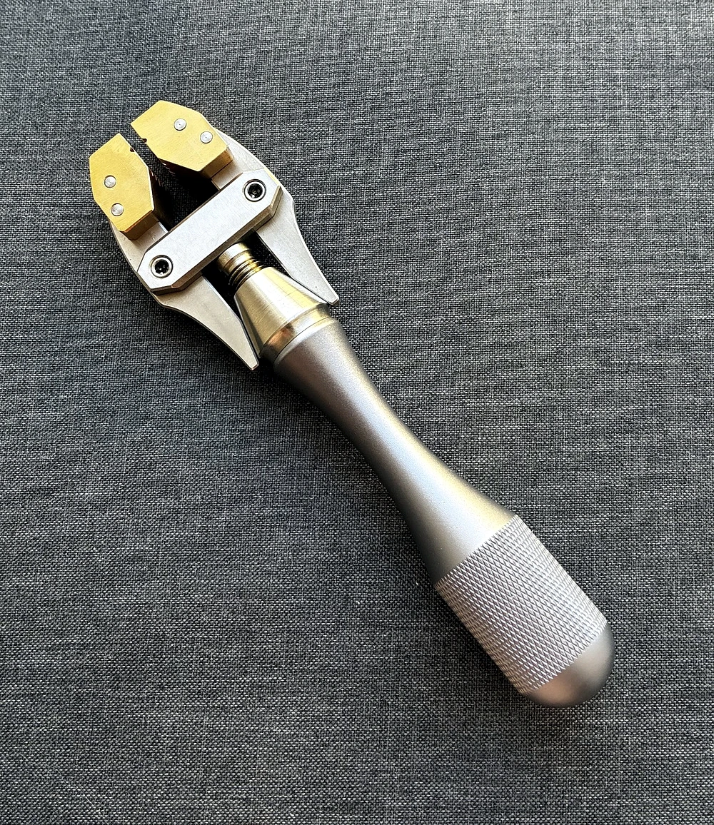 1Pc High Quality Adjustable Hand Held Vise, Brass jaws,Wire Working, Hand DIY Tool Clamp photo review