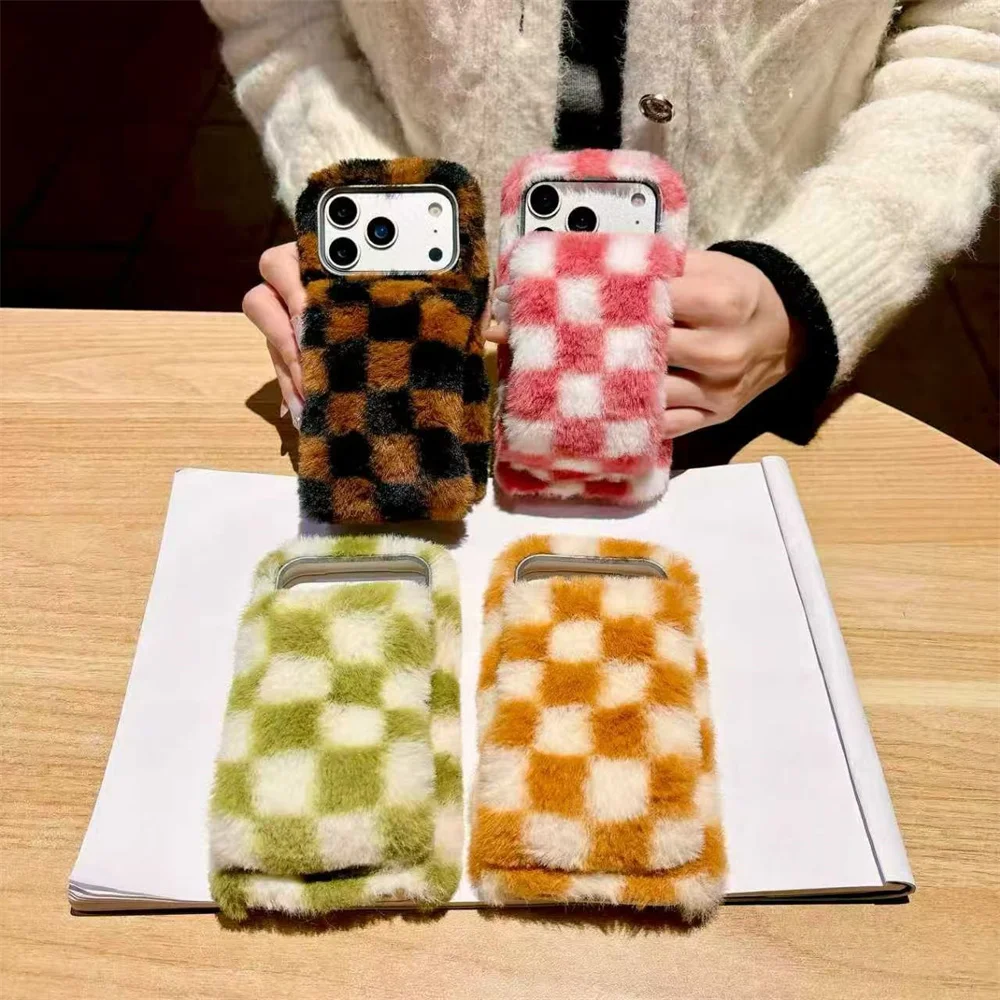 

Winter warm fluffy plaid phone case for iPhone 17 16 Pro 15 Pro Max 11 12 13 14 cover furry hand warmer cute protective cover