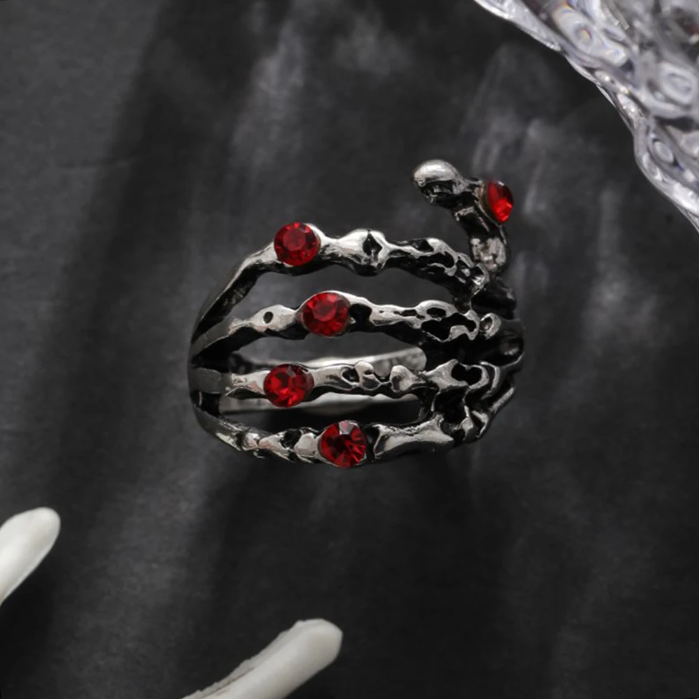 Retro Dark Gothic Skull Hand Ring uomini e donne personalità Punk Hip Hop Halloween Cosplay intarsio zircone rosso gioielli regalo