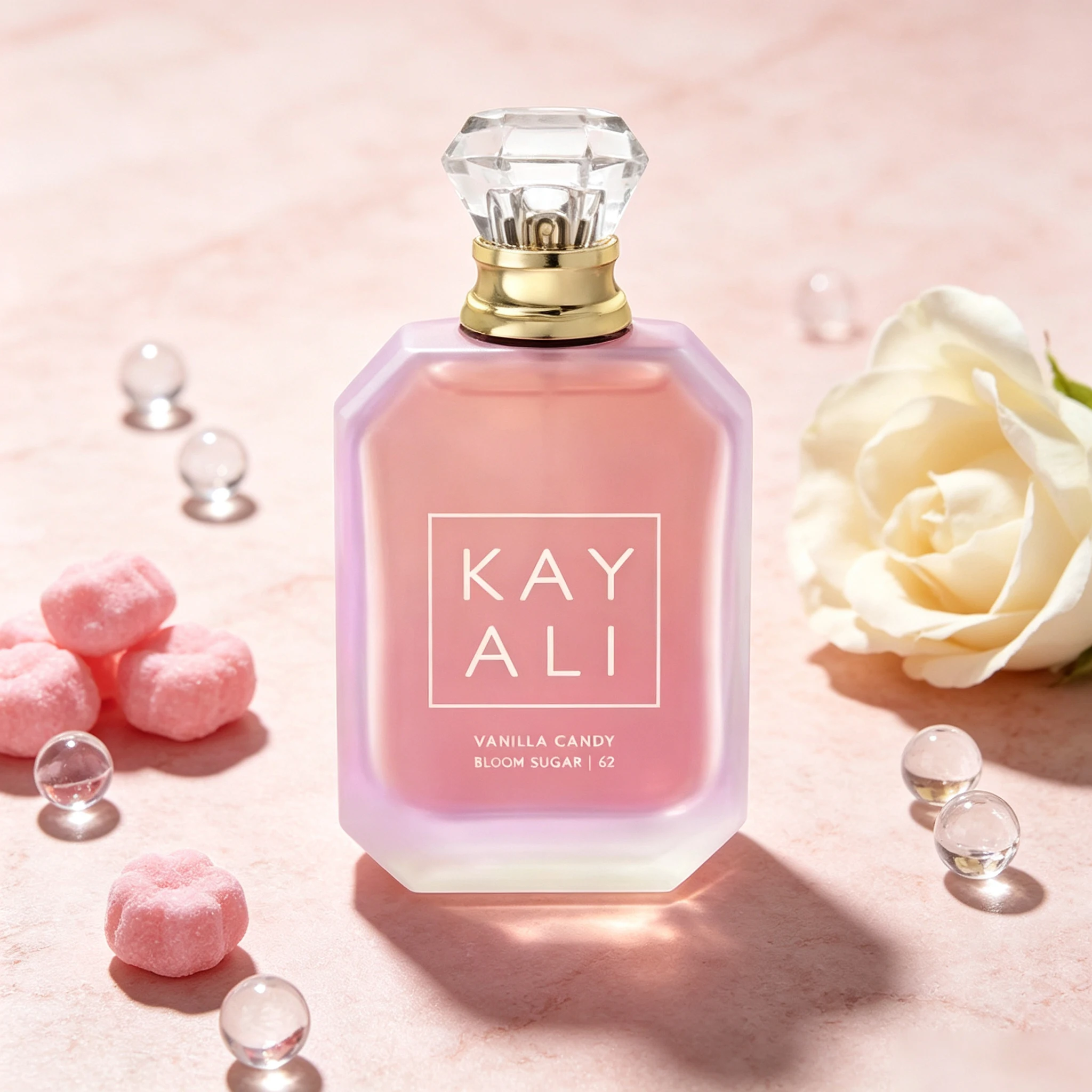 KyL 42 Bonbons à la Vanille, aux notes entrelacées de vanille chaude et d'arôme crémeux, avec des notes de cannelle et une base boisée ajoutant de la chaleur. Il a un parfum réconfortant, doux mais non gras, comme un doux étreinte enveloppée de sucre glace, persistant pendant longtemps.