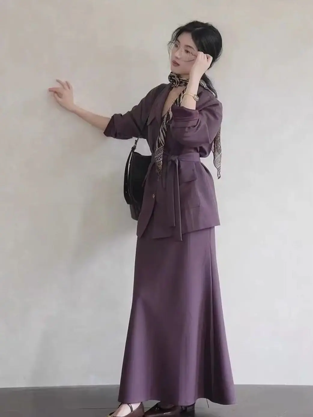 

Элегантный минималистичный женский классический костюм с юбкой из тонкой шерсти