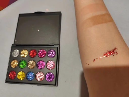 CmaaDu 15 Colors Gold Scallion Powder Diamond Glitter Eyeshadow Tray Shimmering Dazzling Universal Waterproof Easy to Color photo review
