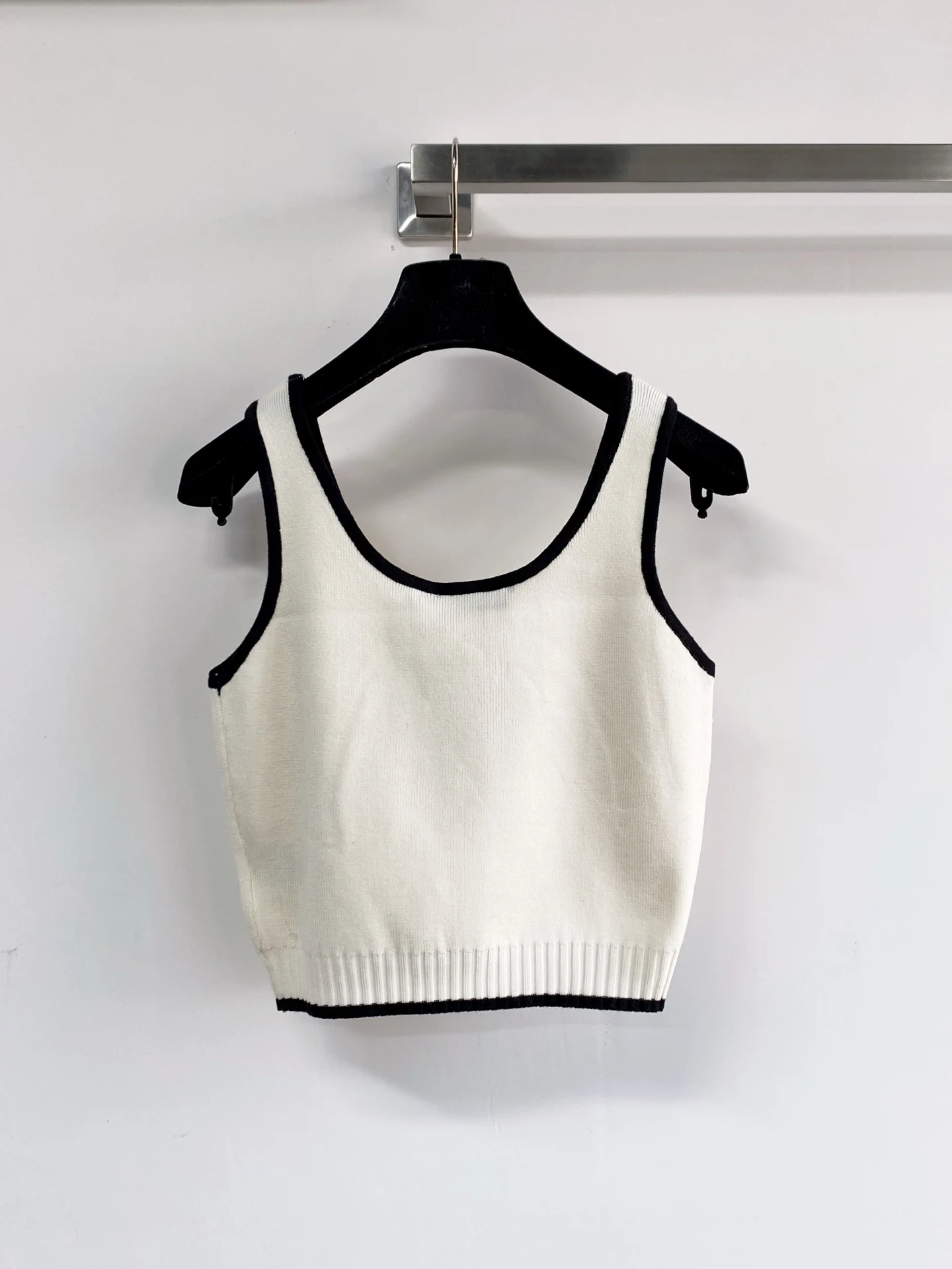 

Новинка лета 2026: Топ в стиле «Hot Girl» — дизайнерский облегающий базовый топ с красивой отделкой на спине